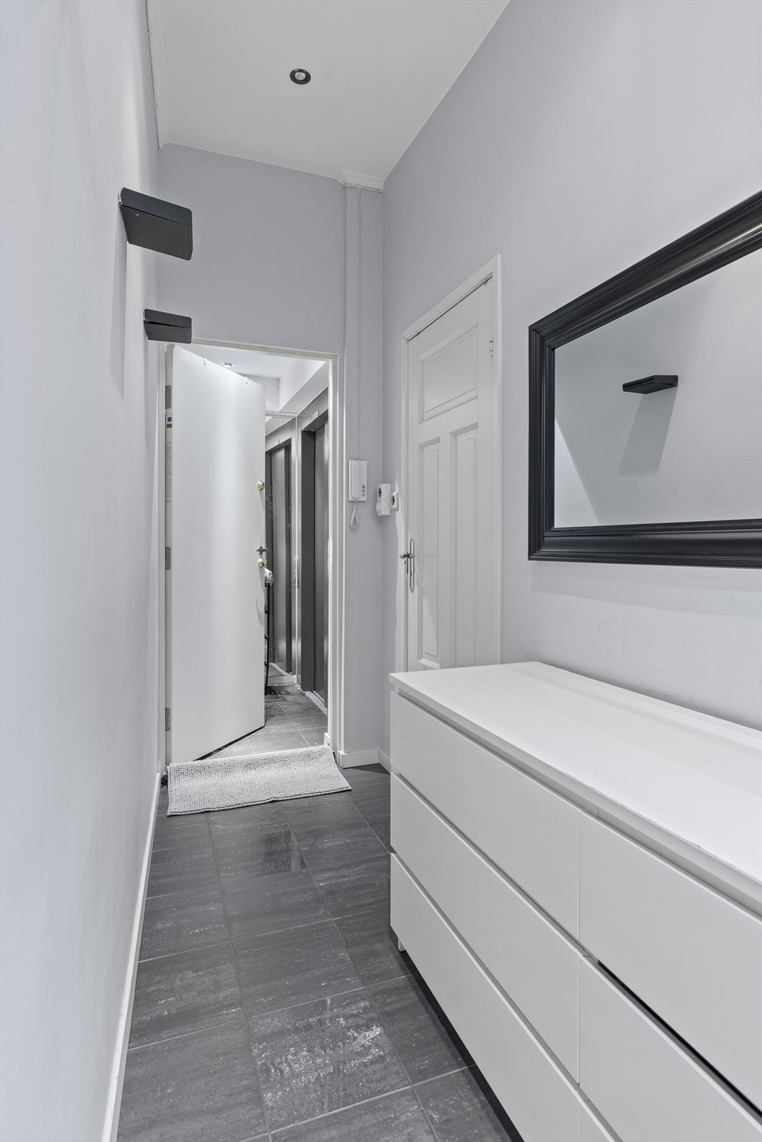 Velkommen inn til seksjon nr 13, heisadkomst rett inn i leiligheten! Galleribilde