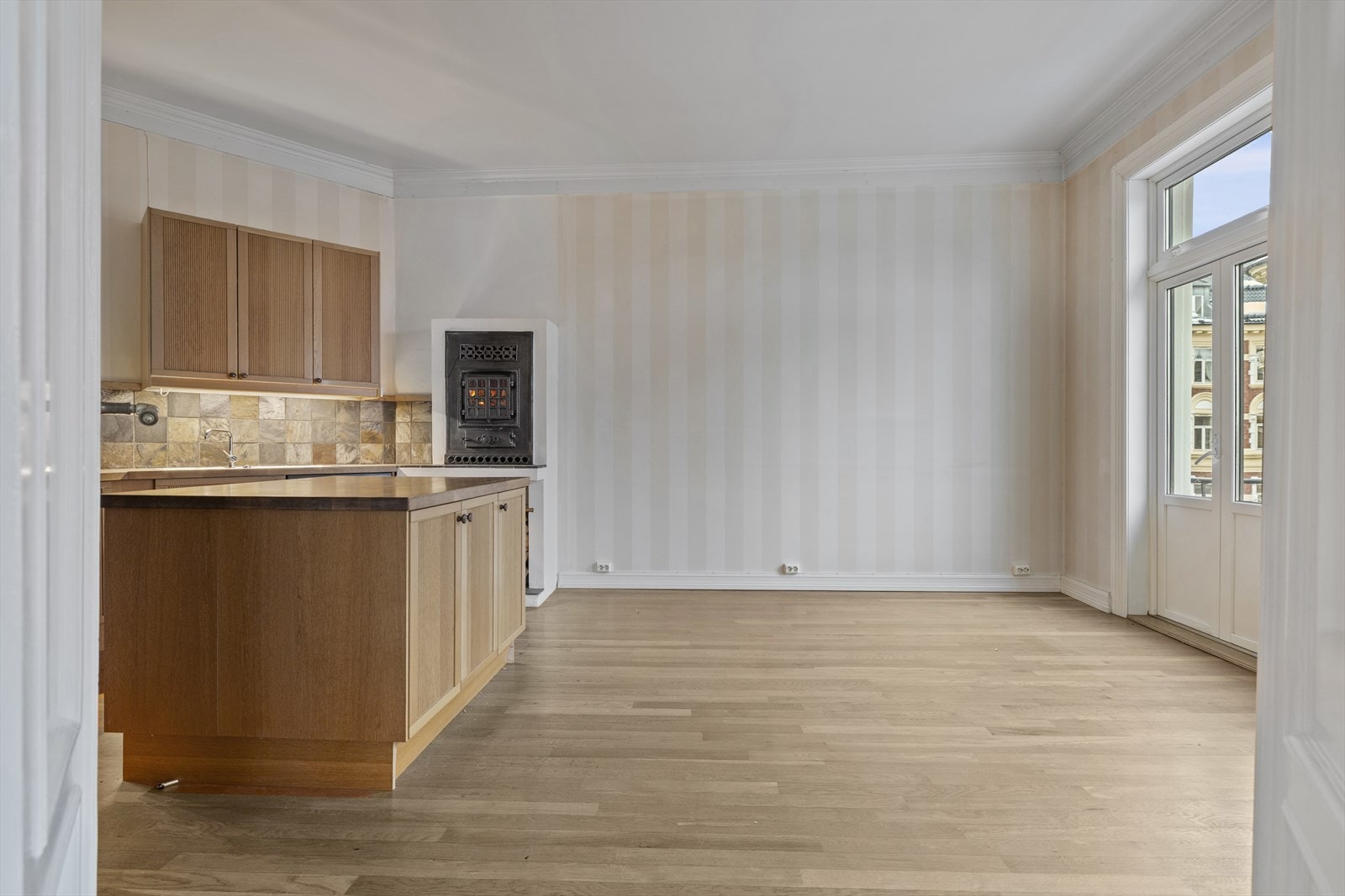 Kjøkken med plass til spisebord og annet møblement. Galleribilde