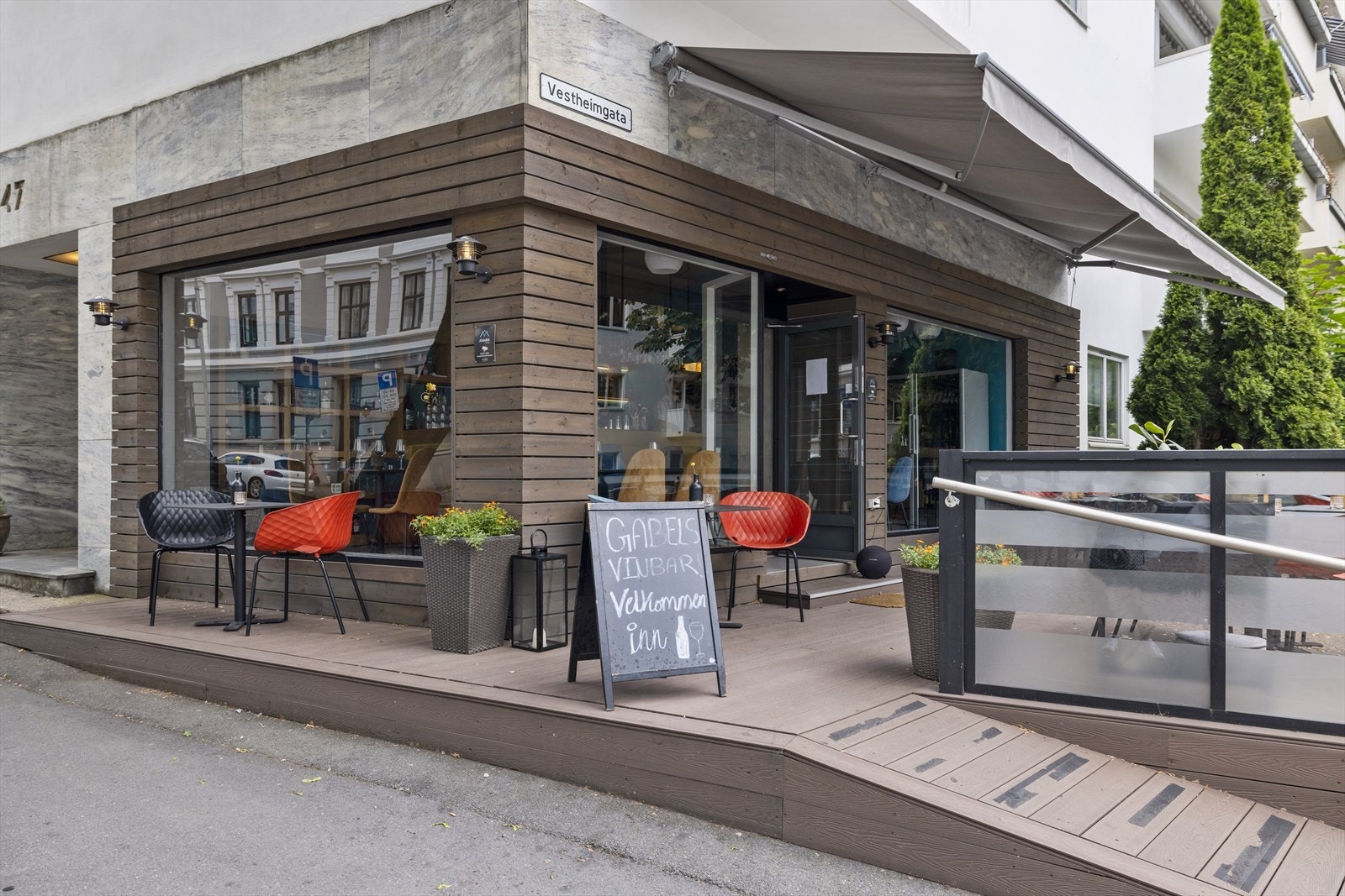 Få deg noe godt i glasset @ Gabels Vinbar, en kort spasertur fra leiligheten. Galleribilde