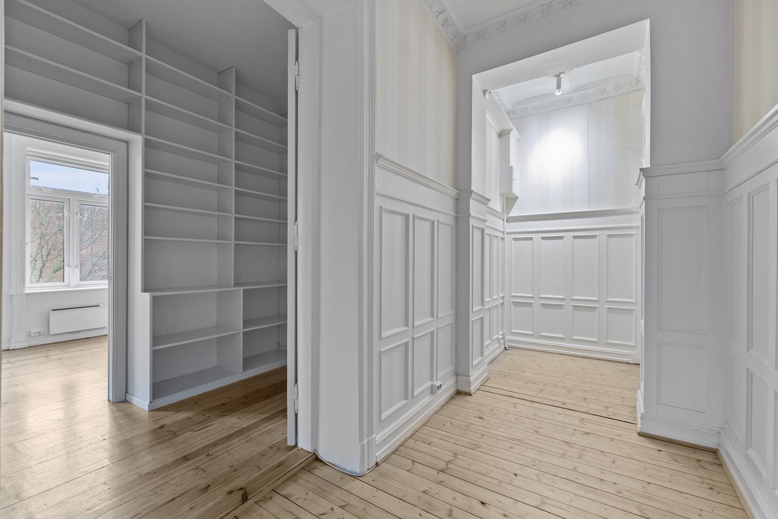 Entre med direkte tilgang til Walking closet tilhørende soverom Galleribilde