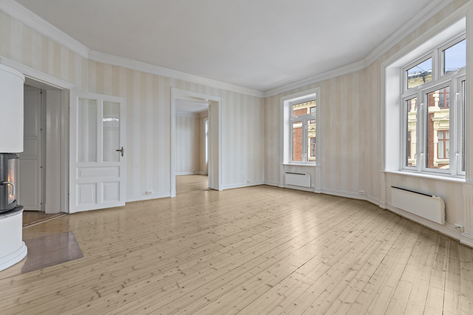 Romslig stue med god plass til møblement Galleribilde