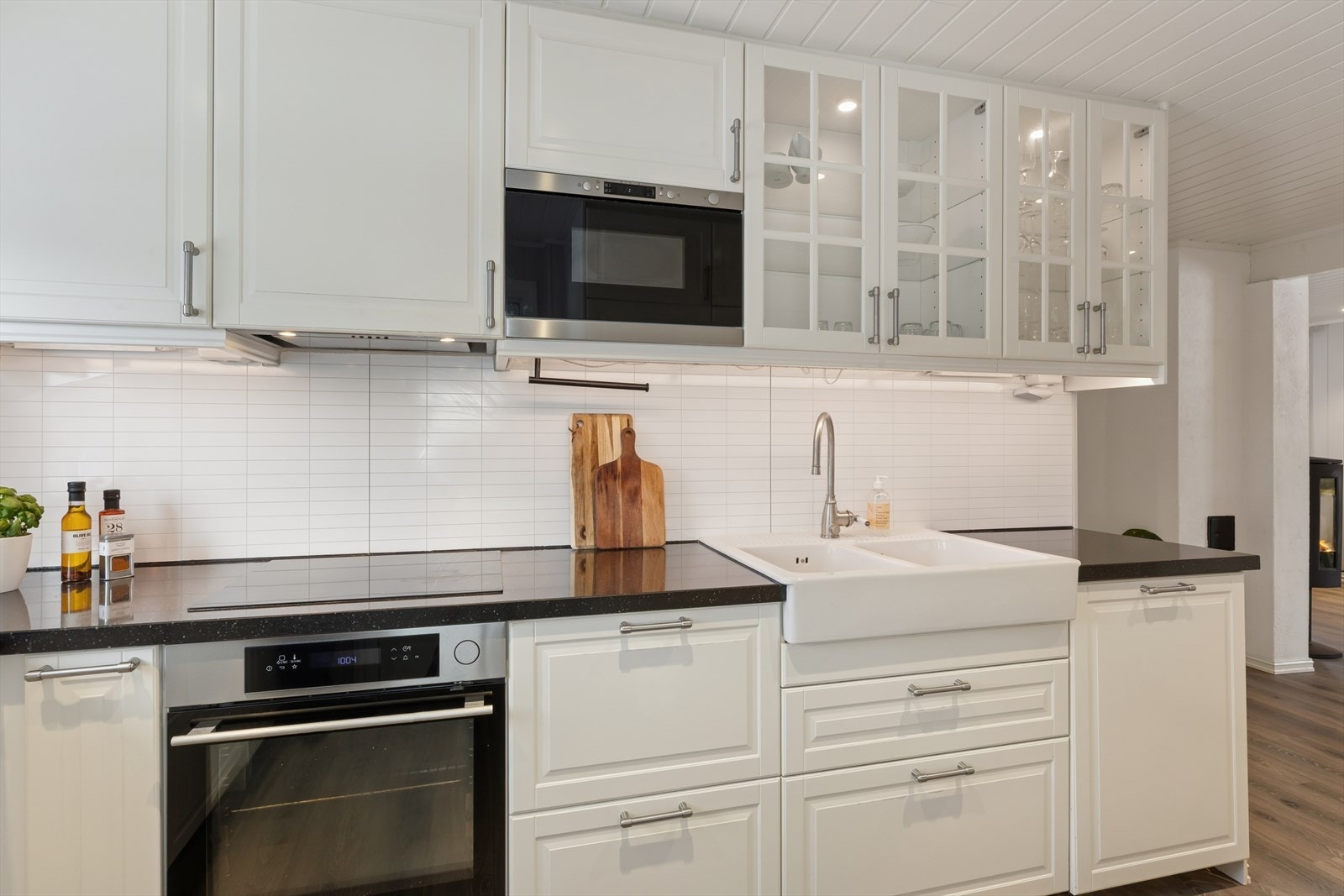 Kjøkkenet har hvitevarer som kjøleskap, fryseskap, oppvaskmaskin, mikrobølgeovn, platetopp og stekeovn. Galleribilde