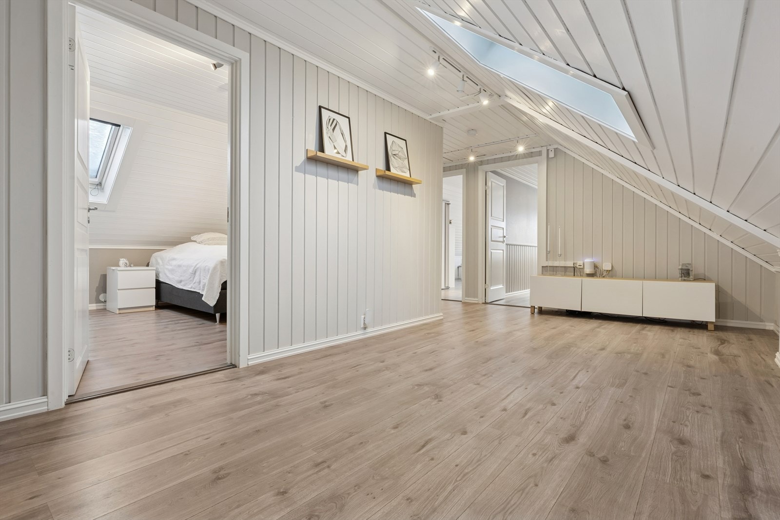 Gangen i andre etasje binder sammen soverommene og gir ekstra oppholdsareal. Galleribilde