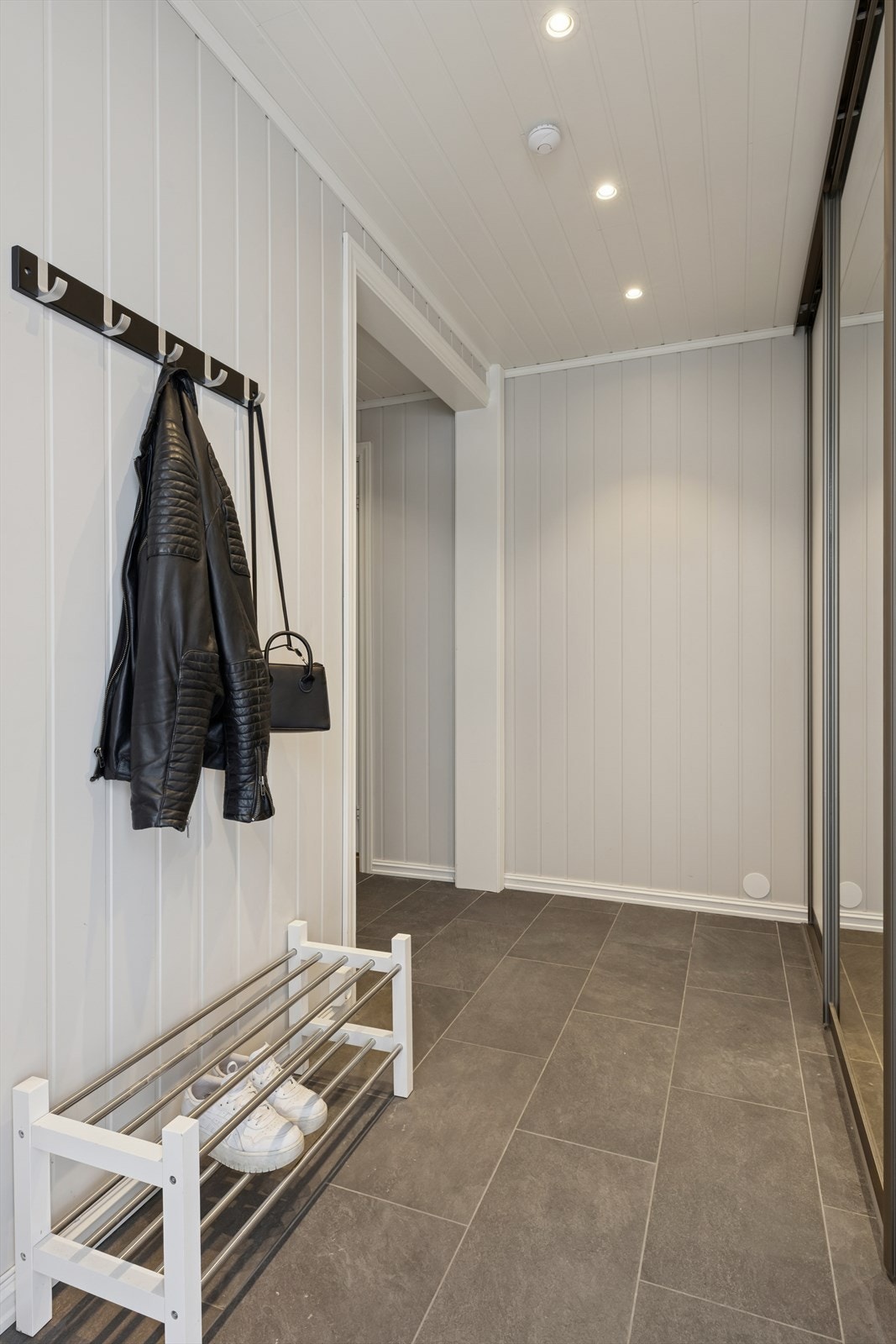 God plass til oppbevaring av yttertøy i skyvedørsgarderobe. Galleribilde