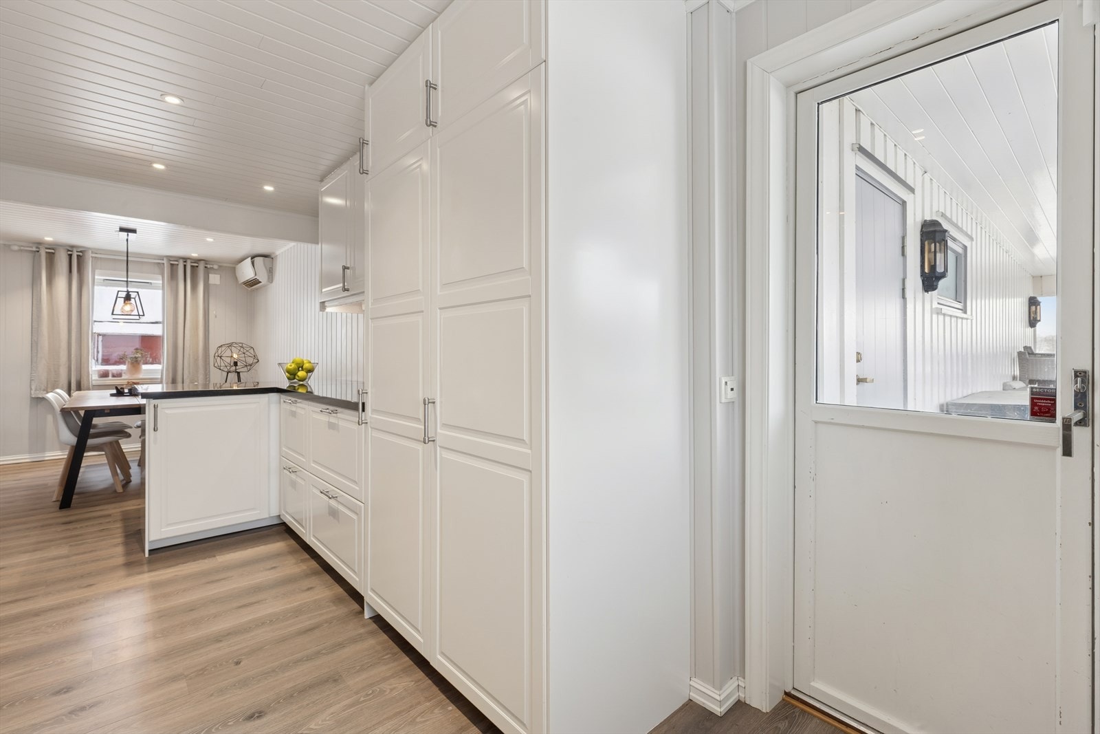 Fra kjøkkenet kommer du ut på vestvendt, overbygget terrasse, med videre adkomst til kjelleren. Galleribilde