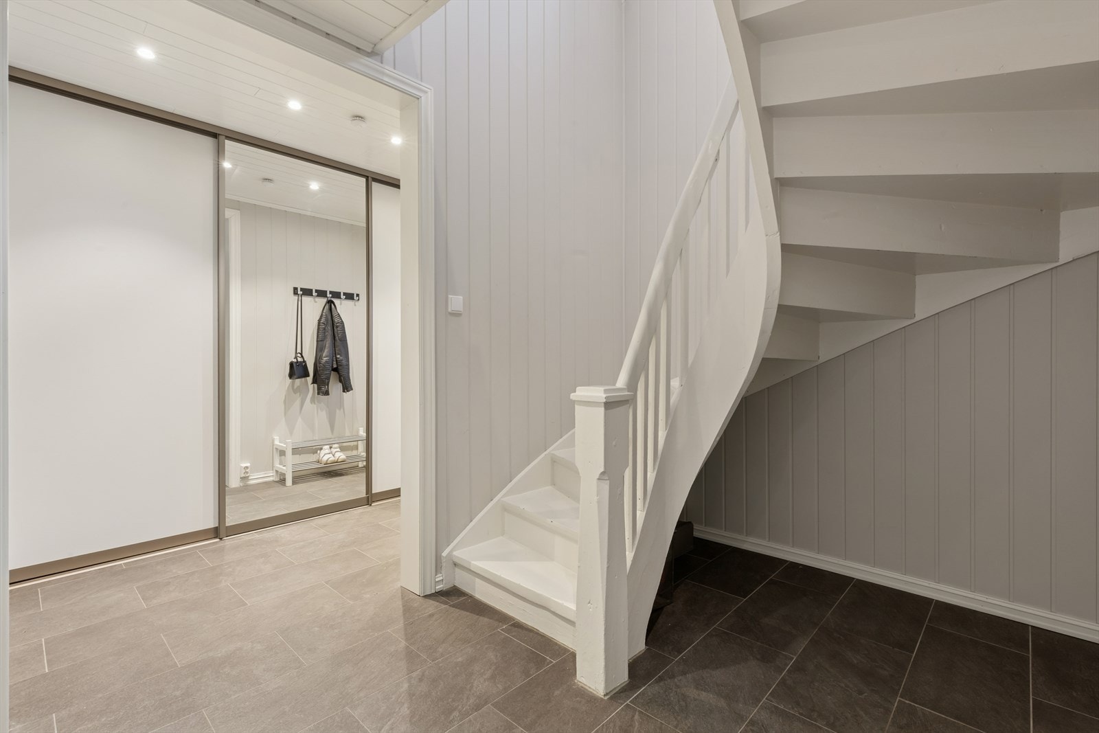 Entréen har flislagt gulv med elektriske varmekabler som gir en lun velkomst. Galleribilde