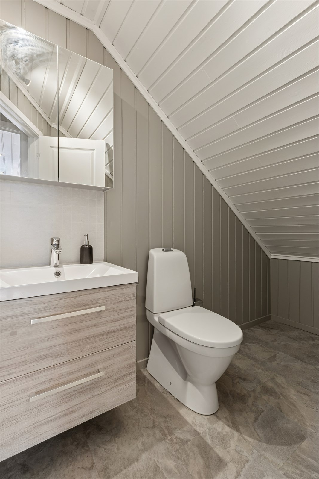 Praktisk toalettrom i andre etasje, utstyrt med servantinnredning og toalett. Galleribilde