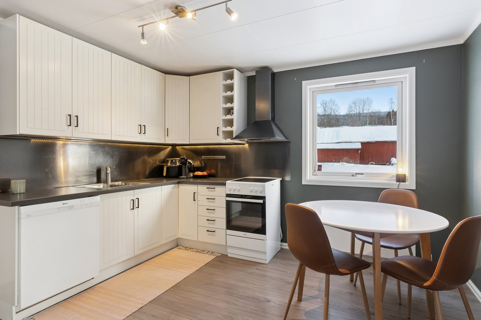 Kjøkkenet er funksjonelt innredet med spiseplass og egen kjøkkenventilator. Galleribilde