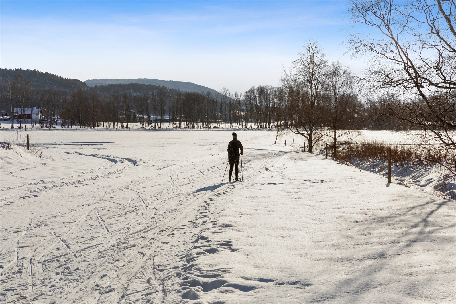 Rett bak garasjen krytter skiløypa "Nittedal på langs" eiendommen Galleribilde