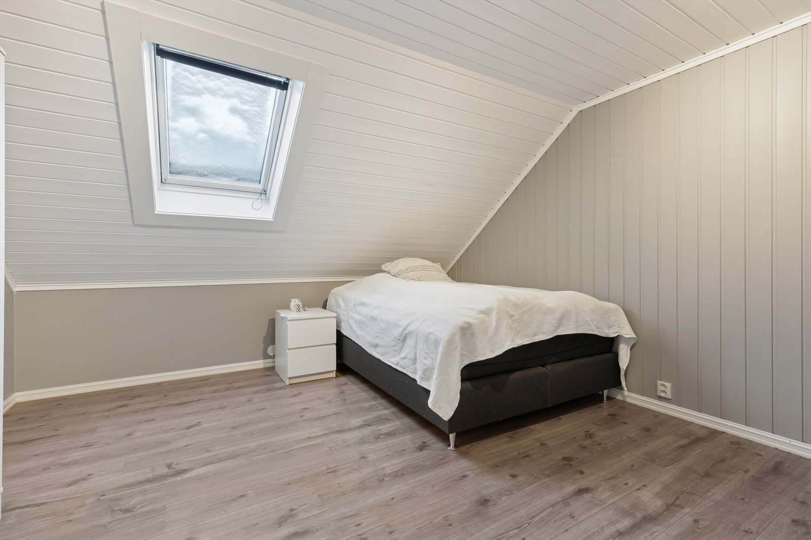 Et av soverommene i andre etasje samt gangen, har malt Velux takvindu som gir godt med dagslys. Galleribilde