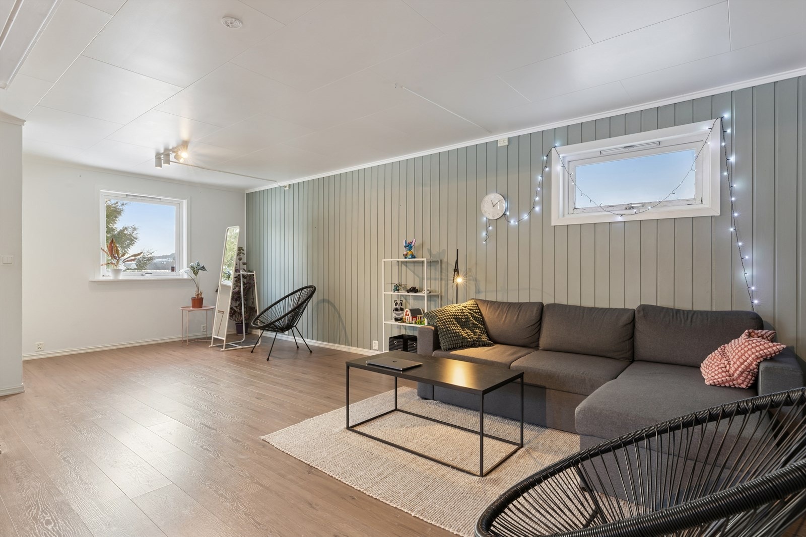 Stuen i utleiedelen er møbleringsvennlig og har åpen løsning mot kjøkkenet. Galleribilde