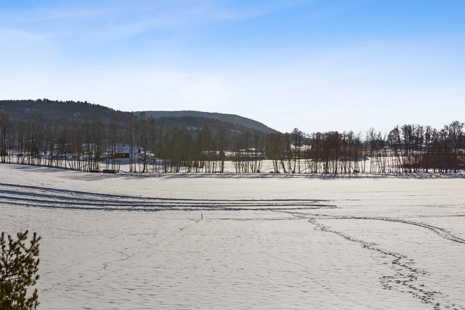 Eiendommen har kort avstand til flotte tur- og rekreasjonsområder i Romeriksåsen og Nordmarka. Galleribilde