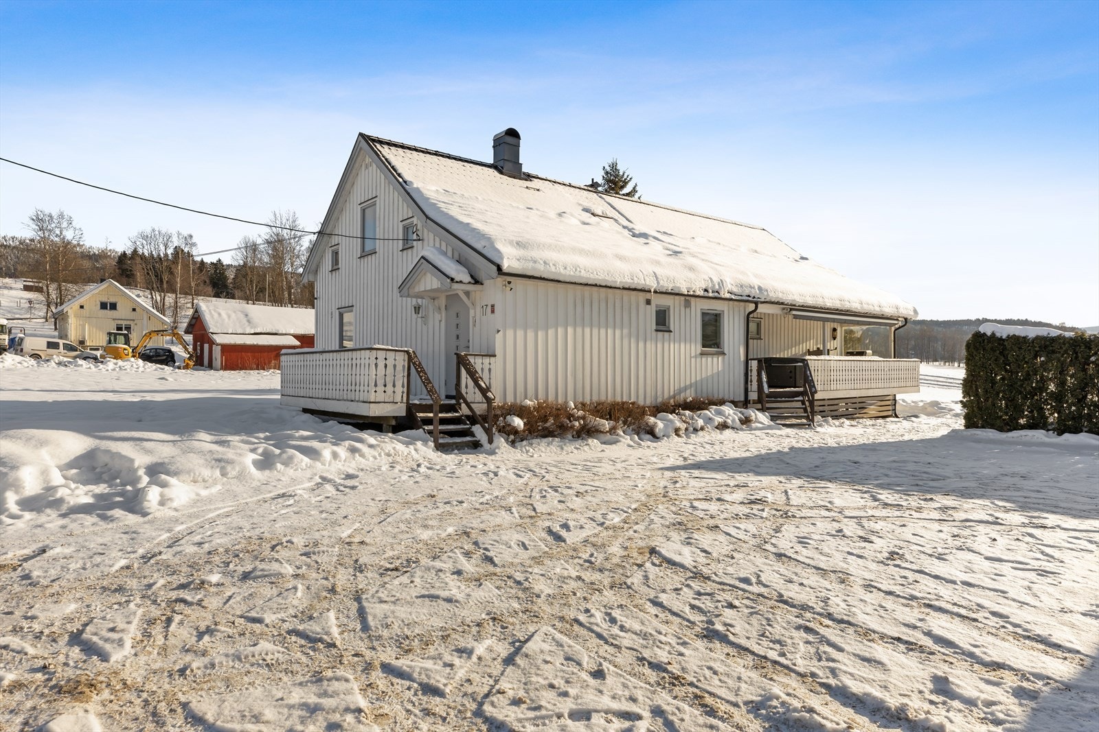 Eiendommen ligger fint til i landlige omgivelser, med kort veg til det meste. Galleribilde