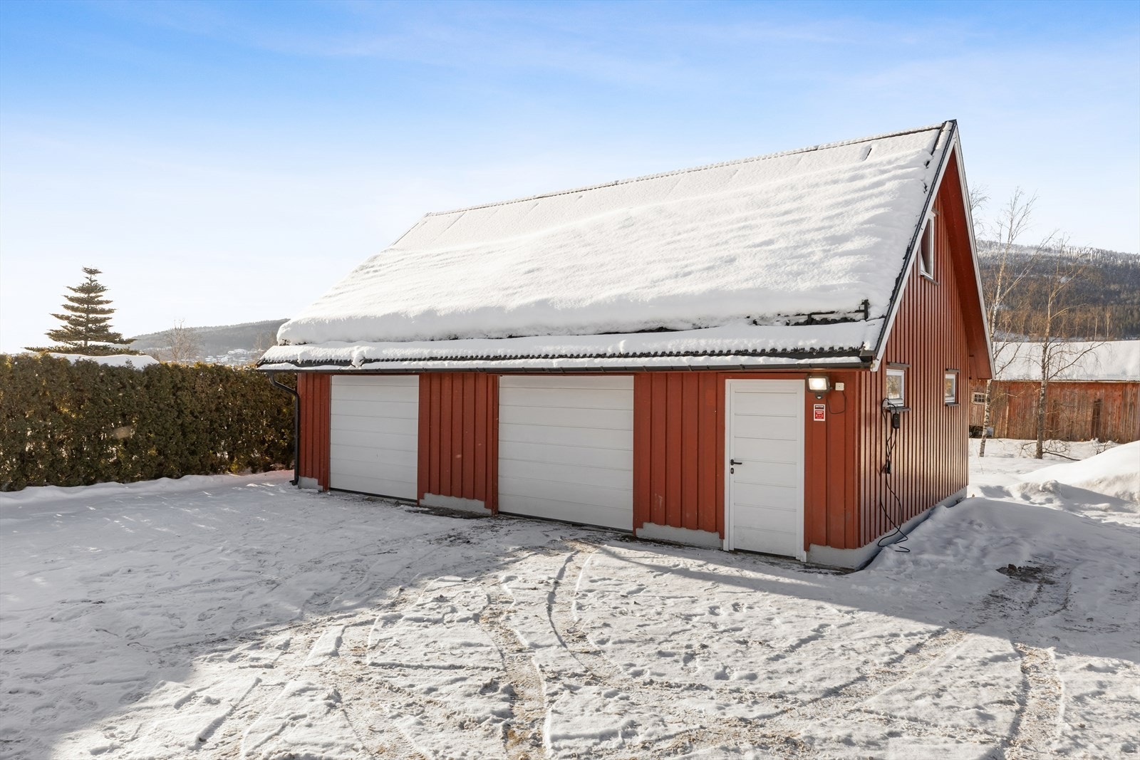 Stor dobbelgarasje på 66 m² med hems og elbillader installert i 2022. Galleribilde