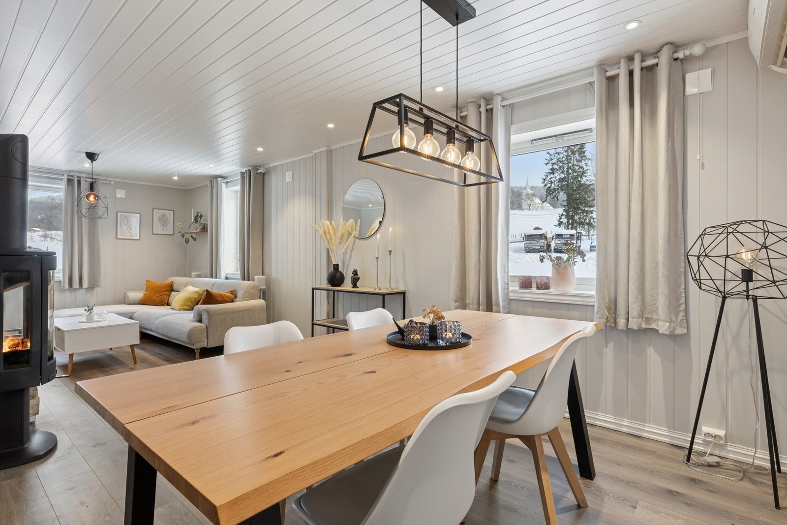 Spisestuen har plass til langbord og er et naturlig bindeledd mellom stue og kjøkken. Galleribilde