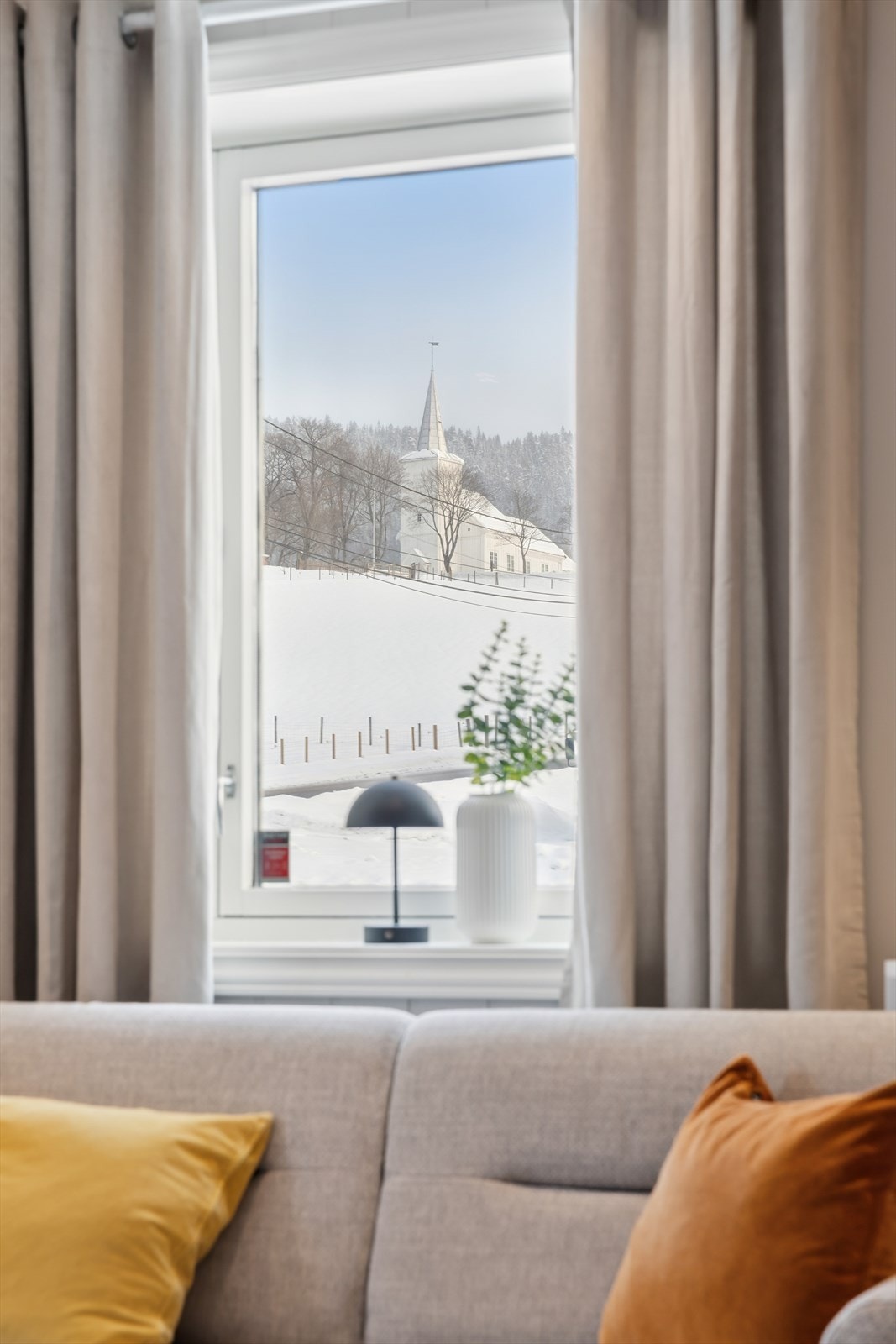 Fra boligen er det utsikt over det omkringliggende kulturlandskapet. Galleribilde