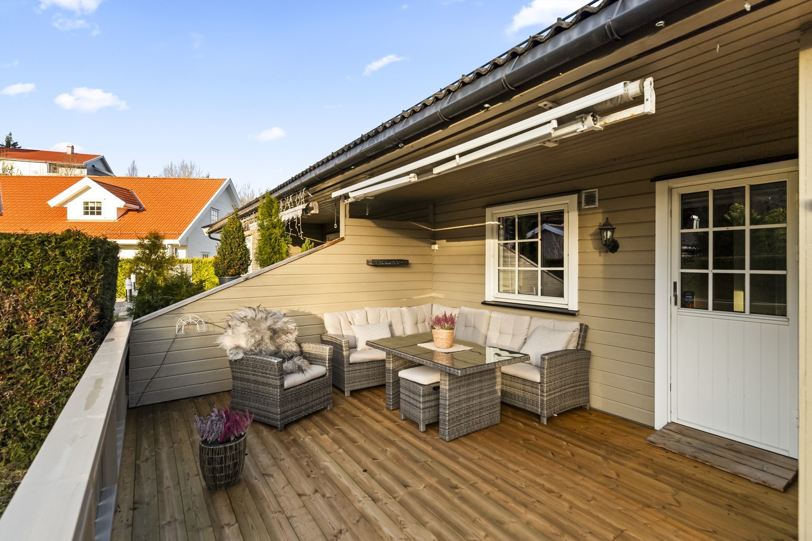 Fra stuen har du utgang til stor terrasse på 29kvm. Terrassebordene er fra 2025. Galleribilde