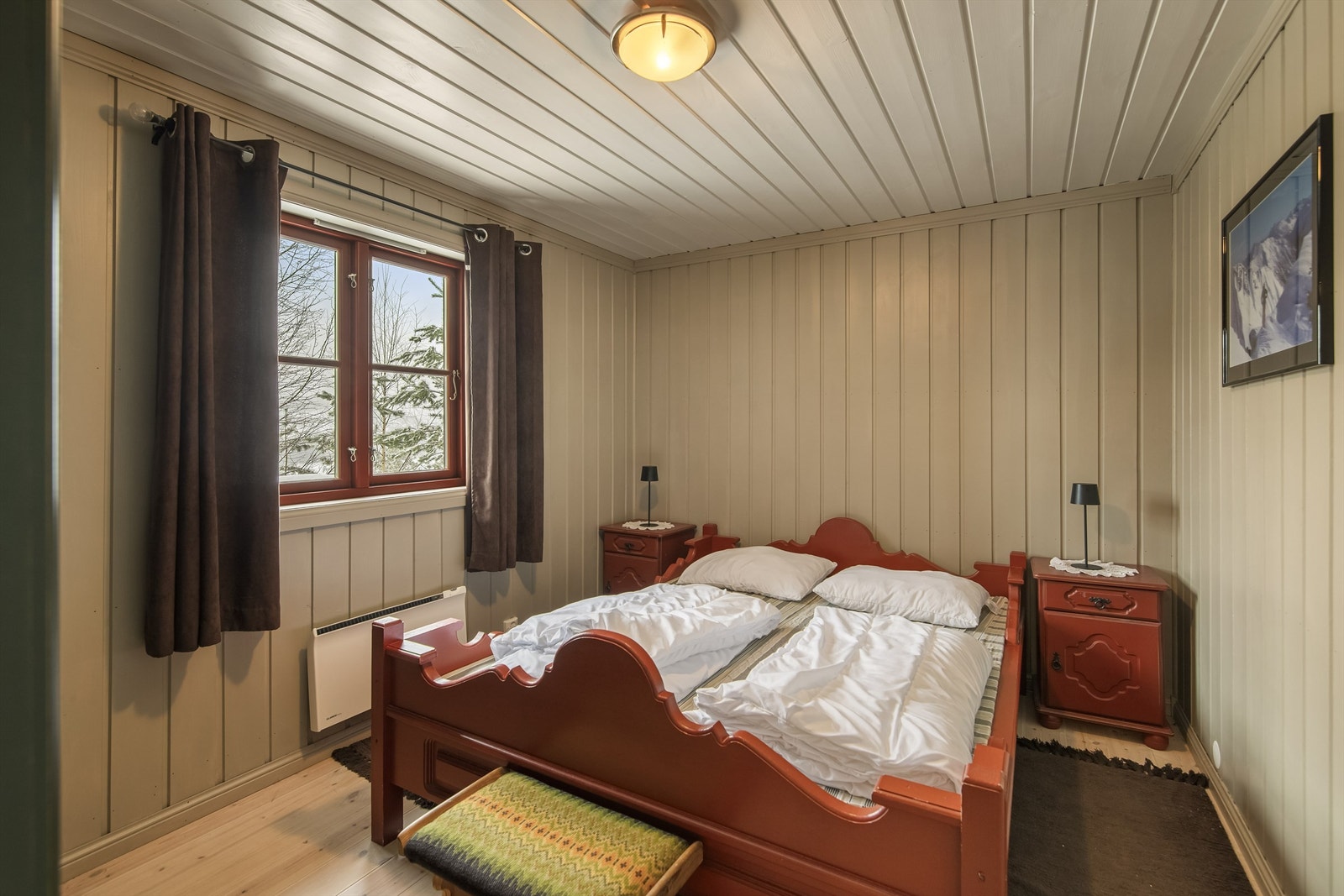 Hytta har totalt fire soverom. Dette er ett av to soverom i første etasje. Galleribilde