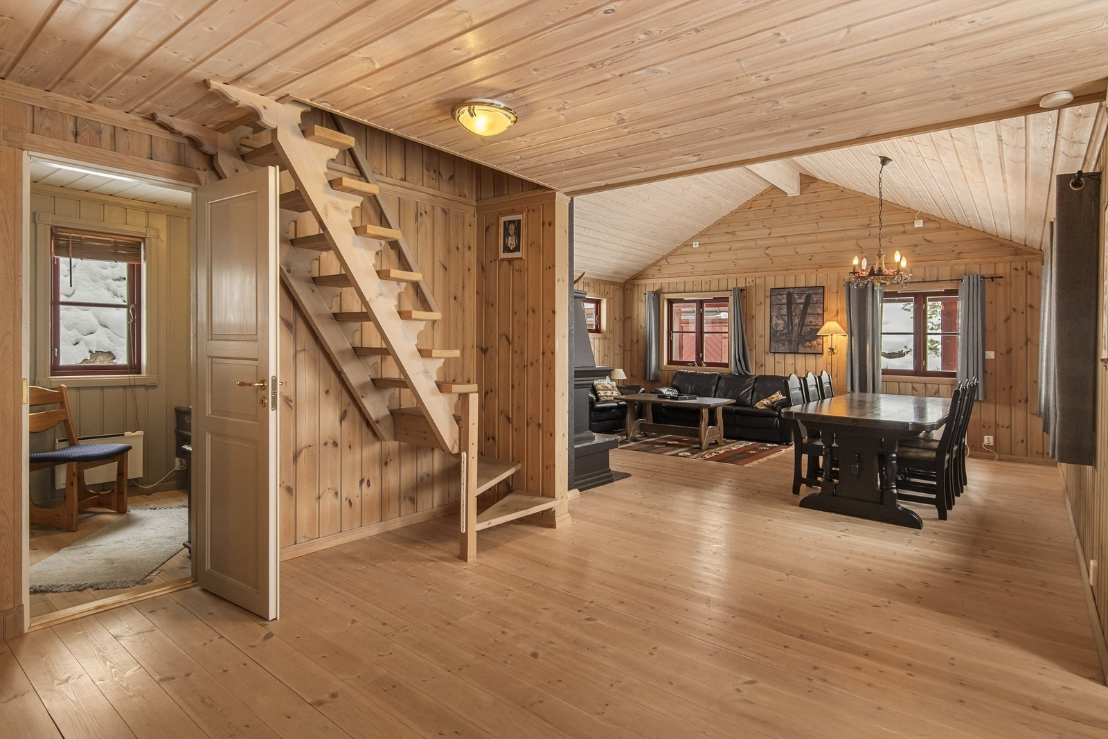 En solid tretrapp forbinder de to etasjene. Galleribilde