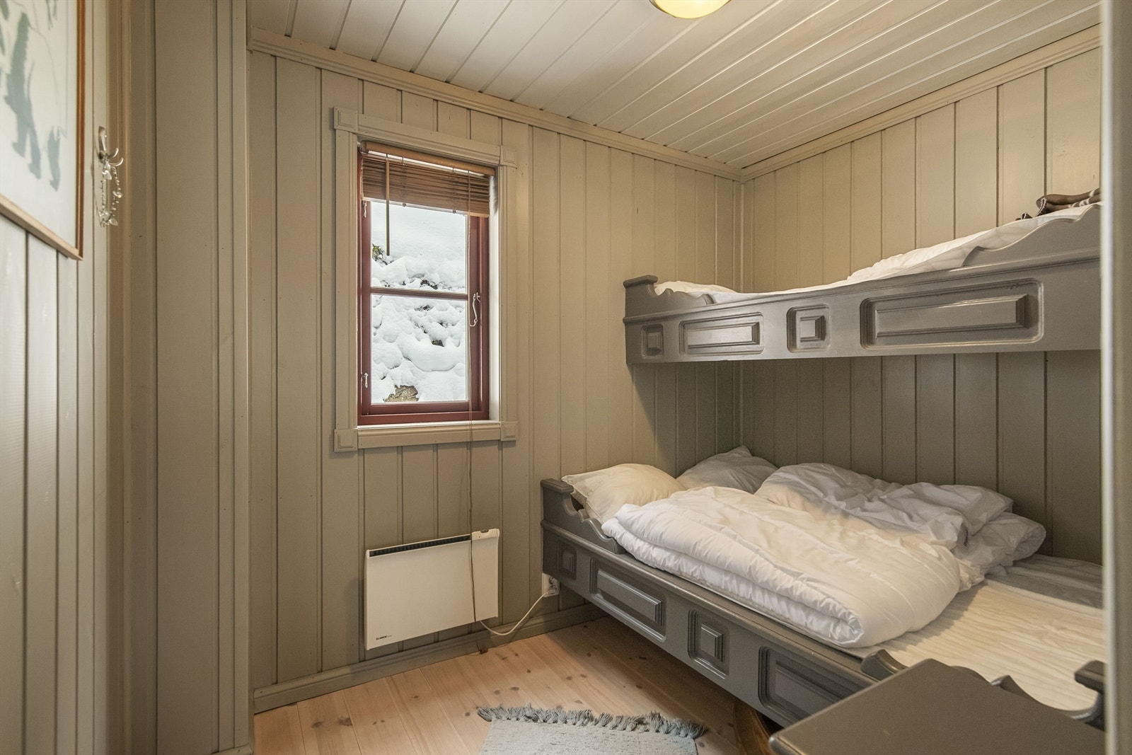 Det andre soverommet i første etasje er innredet med køyesenger for effektiv utnyttelse av arealet. Galleribilde