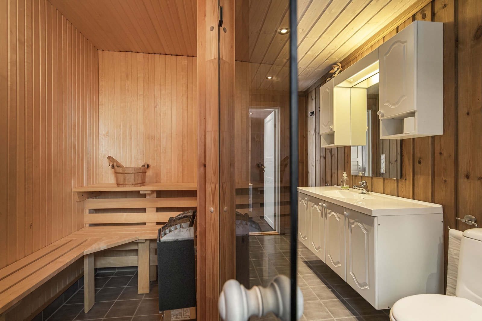 Fra badet er det direkte adkomst til en egen badstue - perfekt etter en lang dag i skibakken. Galleribilde