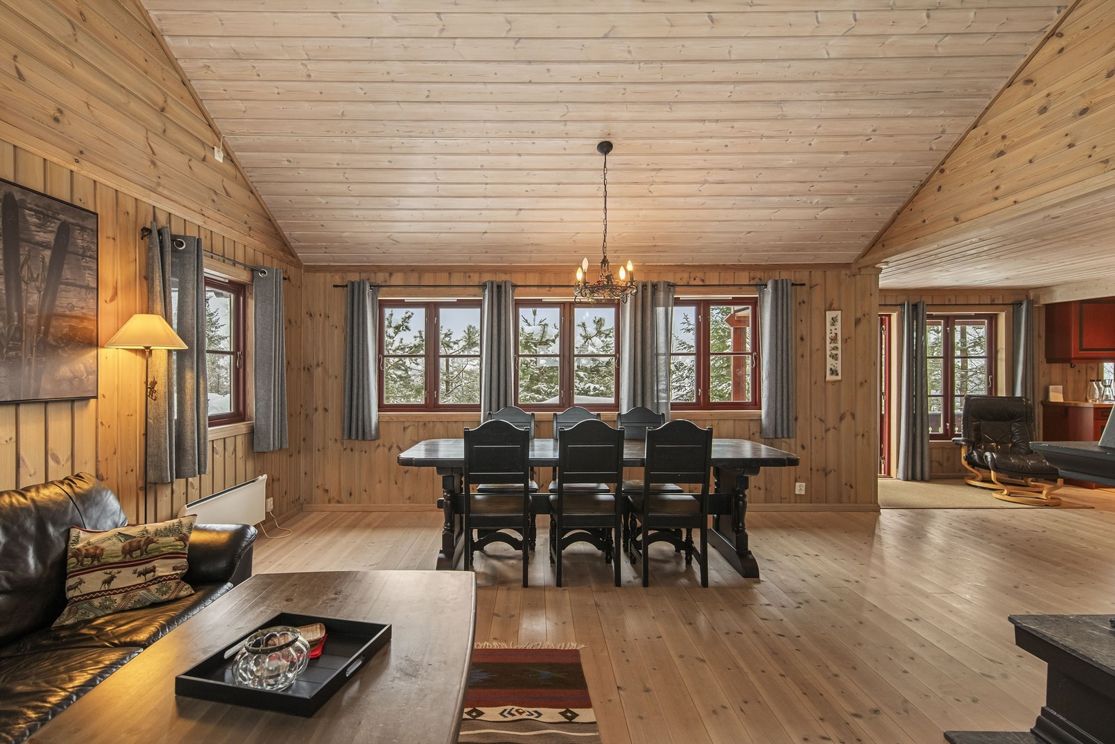 Spisestuen har god plass til langbord for hyggelige måltider med familie og venner. Galleribilde
