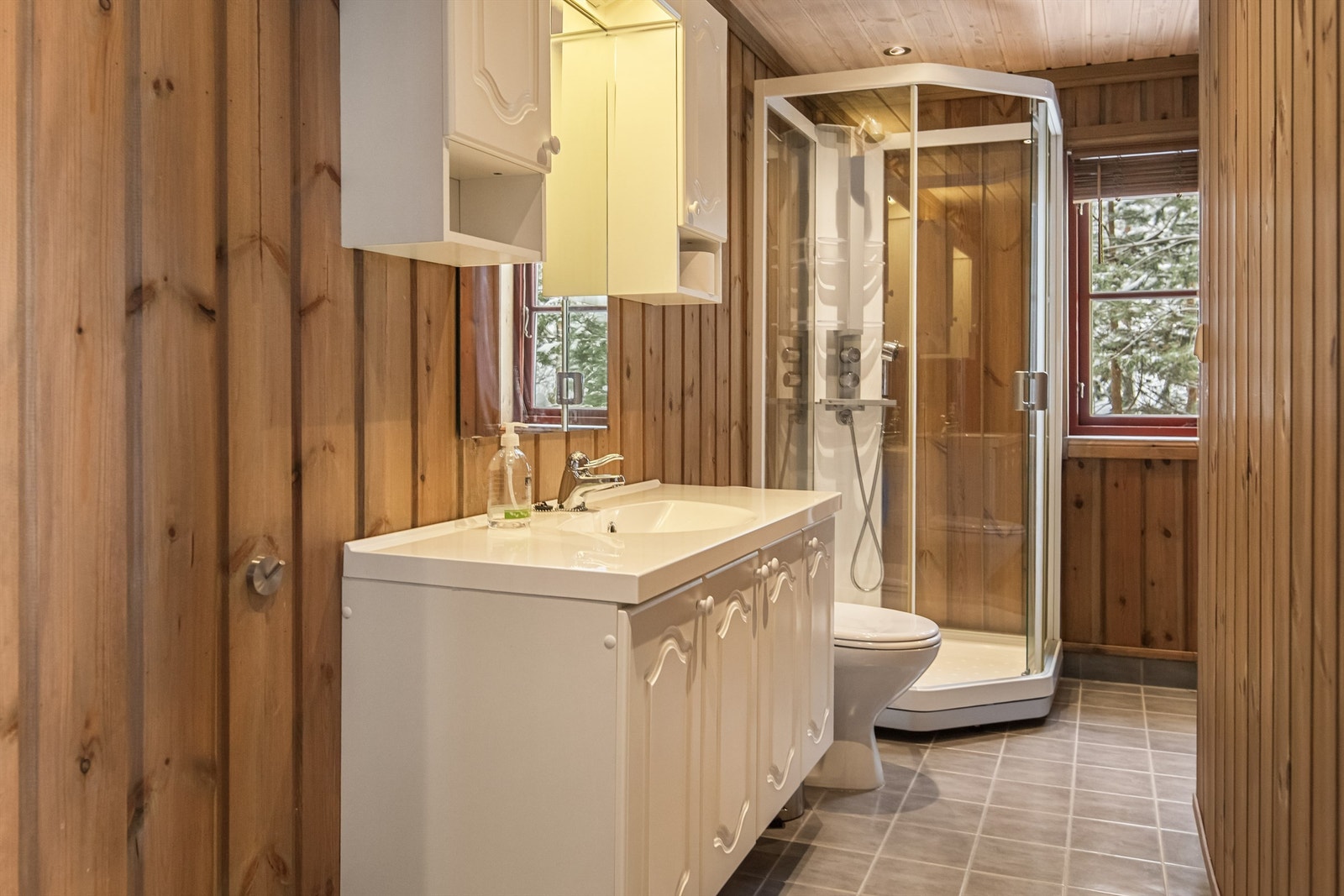 Badet i første etasje har flislagt gulv med gulvvarme, dusjkabinett og opplegg for vaskemaskin. Galleribilde