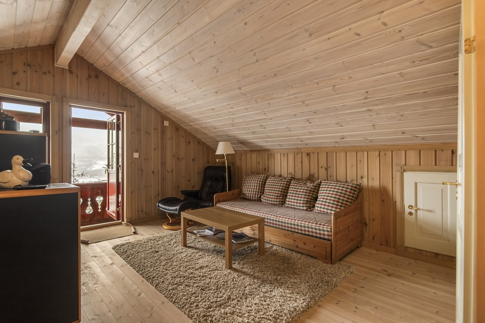 Loftstuen gir ekstra plass for lek eller avslapning, med utgang til en overbygget balkong. Galleribilde