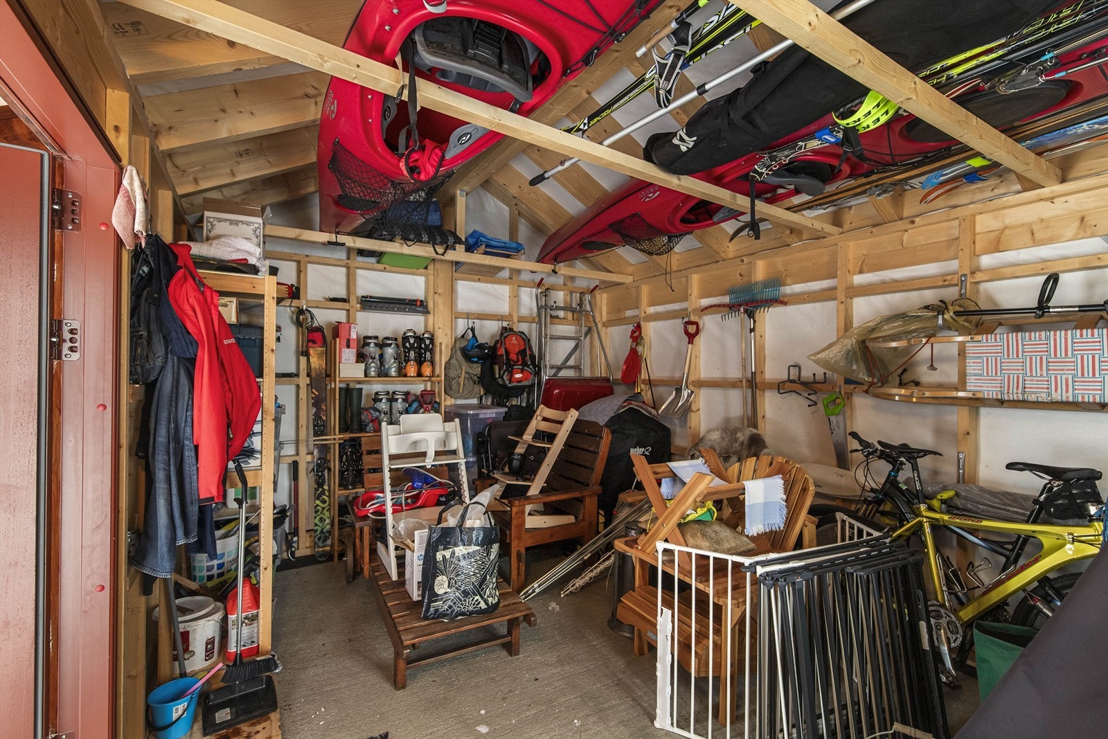Den frittstående uteboden på 16 m² gir rikelig med lagringsplass for ski, sykler og annet utstyr. Galleribilde