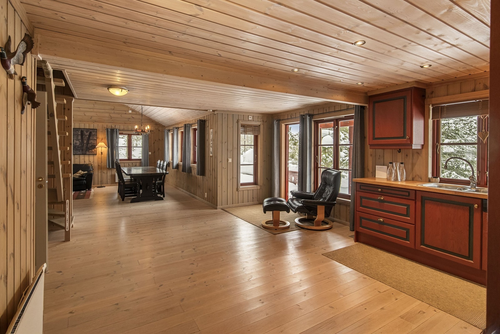 Fra kjøkkenet er det god oversikt over stuen og trappen som leder opp til loftsetasjen. Galleribilde