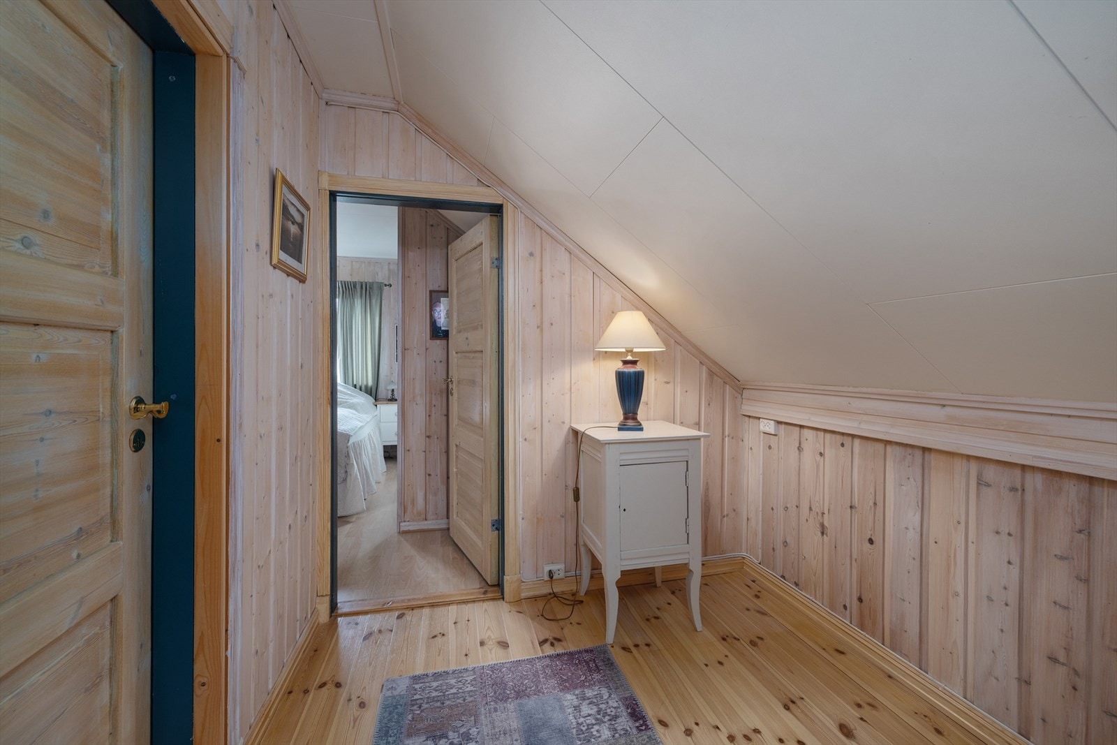 Loftsgangen har lakkert tregulv og heltre fyllingsdører inn til soverommene. Galleribilde