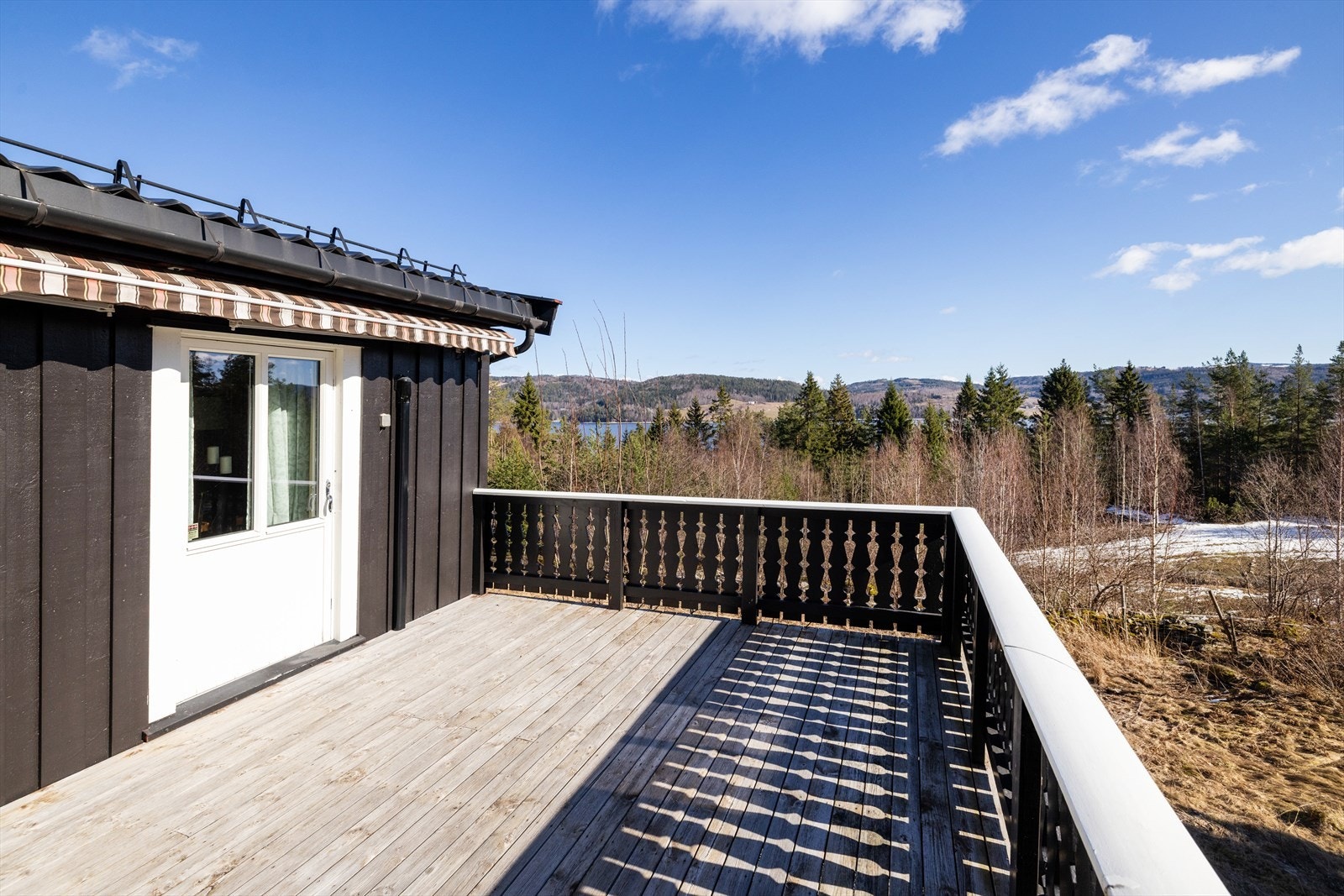 Her er det god plass til en romslig sittegruppe og grill. Galleribilde