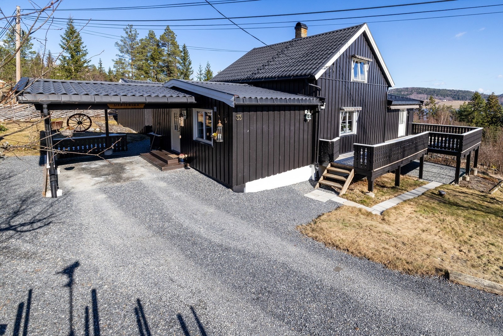 Carporten fra 2001 gir et overbygget inngangsparti og parkering rett ved døren. Galleribilde