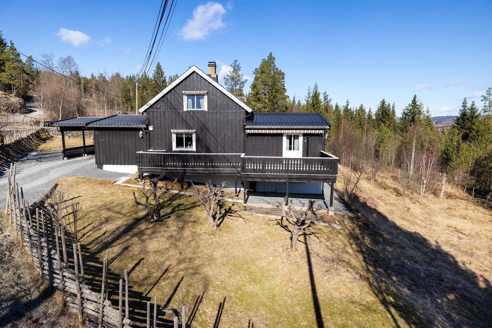 Eiendommen ligger landlig til, med kort vei til merkede turstier og oppkjørte skiløyper. Galleribilde