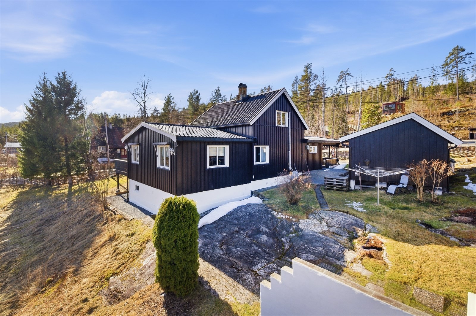 Eiendommen ligger høyt og fritt med enebolig, uthus og carport. Tomten er inngjerdet med en tradisjonell skigard. Galleribilde