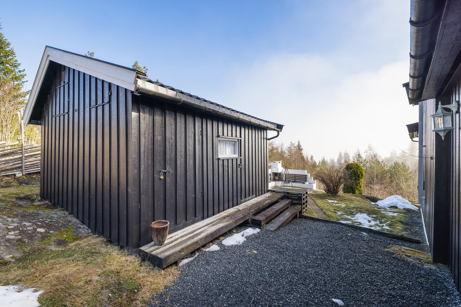 Praktisk uthus med to boder som gir rikelig med lagringsplass for ved og utstyr. Galleribilde