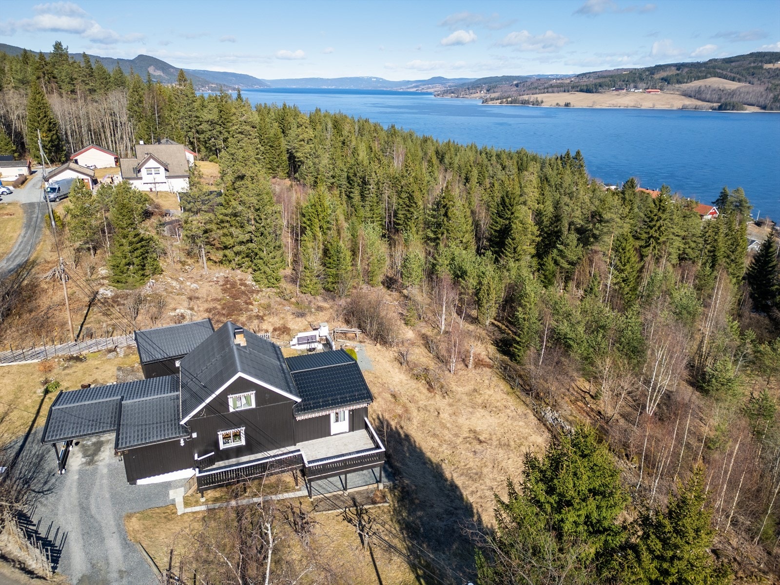 Her bor du i fredelige omgivelser med skogen og Randsfjorden som nærmeste naboer. Galleribilde