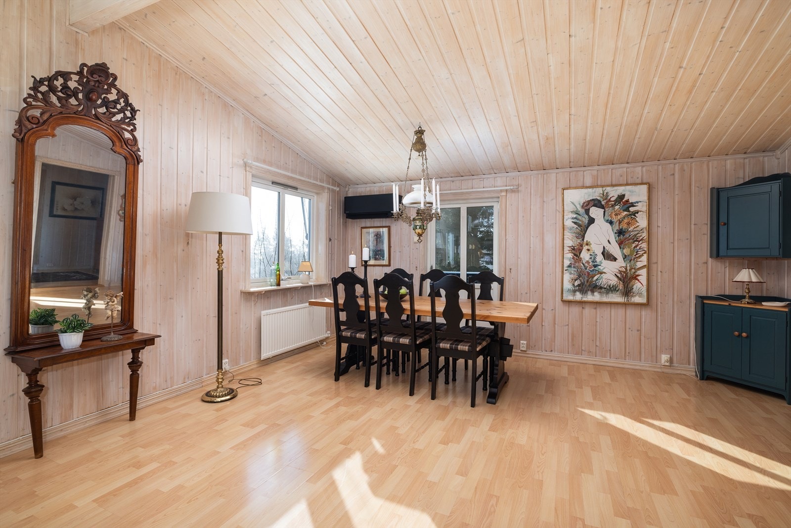 Spisestuen har god plass til langbord og er et naturlig samlingspunkt mellom stue og kjøkken. Galleribilde