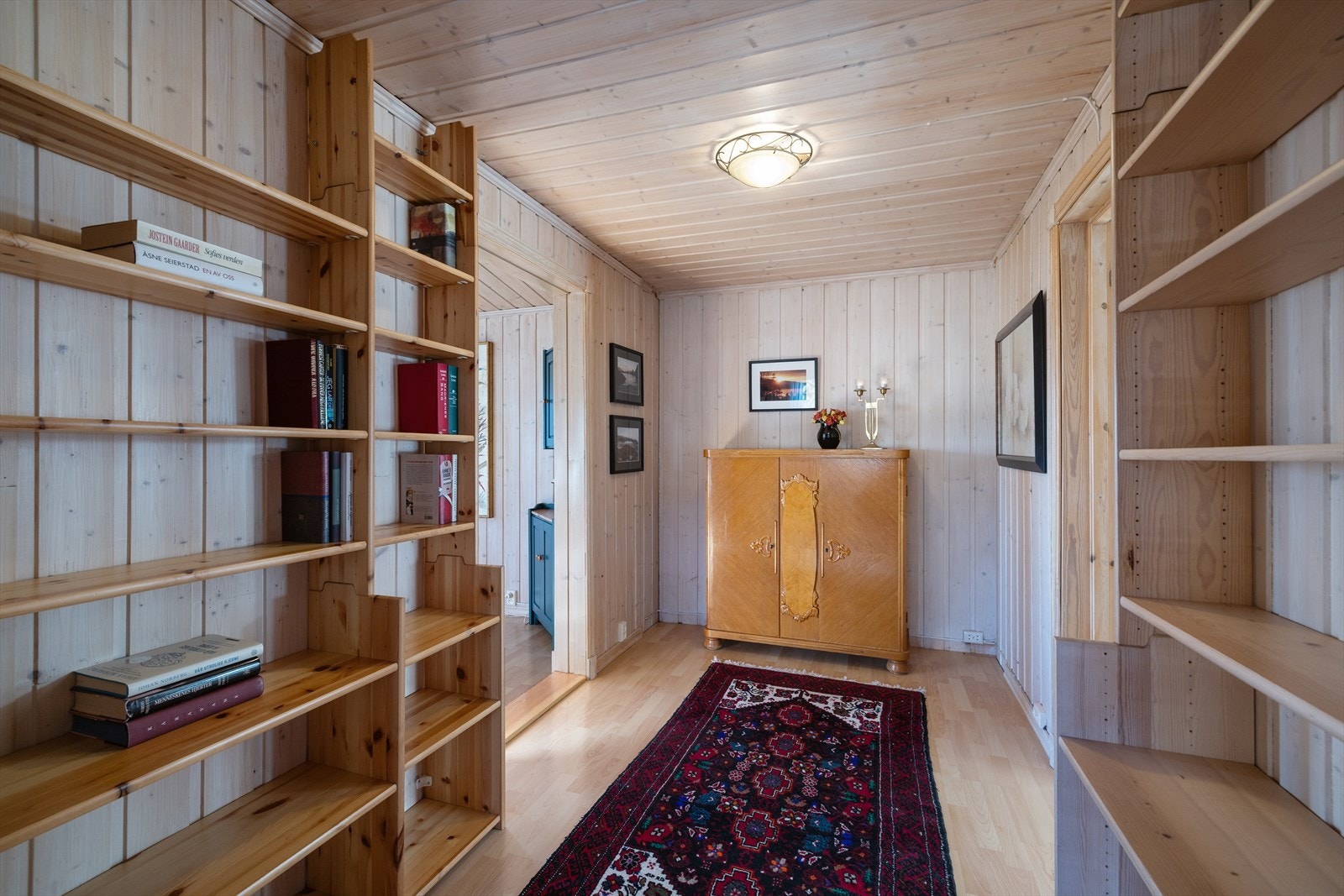 Et gjennomgangsrom binder stuene sammen og gir mulighet for bibliotek eller en ekstra sittegruppe. Galleribilde