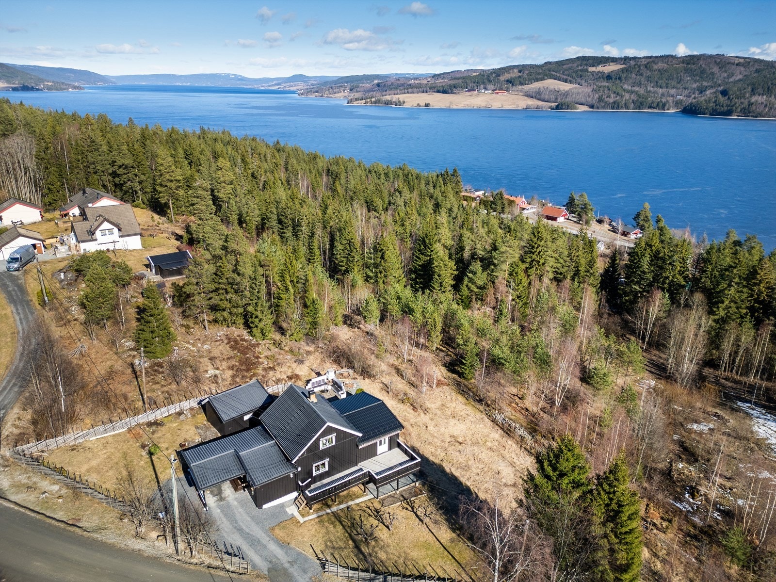 Beliggenheten gir umiddelbar nærhet til naturen, samtidig som det er ca. 25 minutter til Hønefoss. Galleribilde