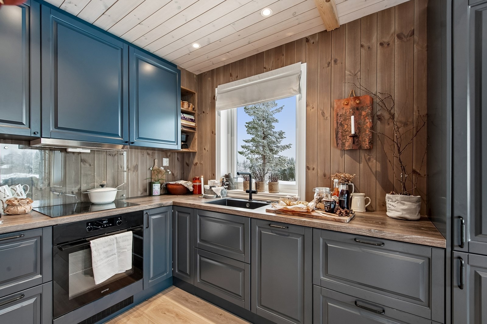 Kjøkkeninnredning fra Epoq med profilerte fronter og slitesterk laminatbenkeplate. Galleribilde