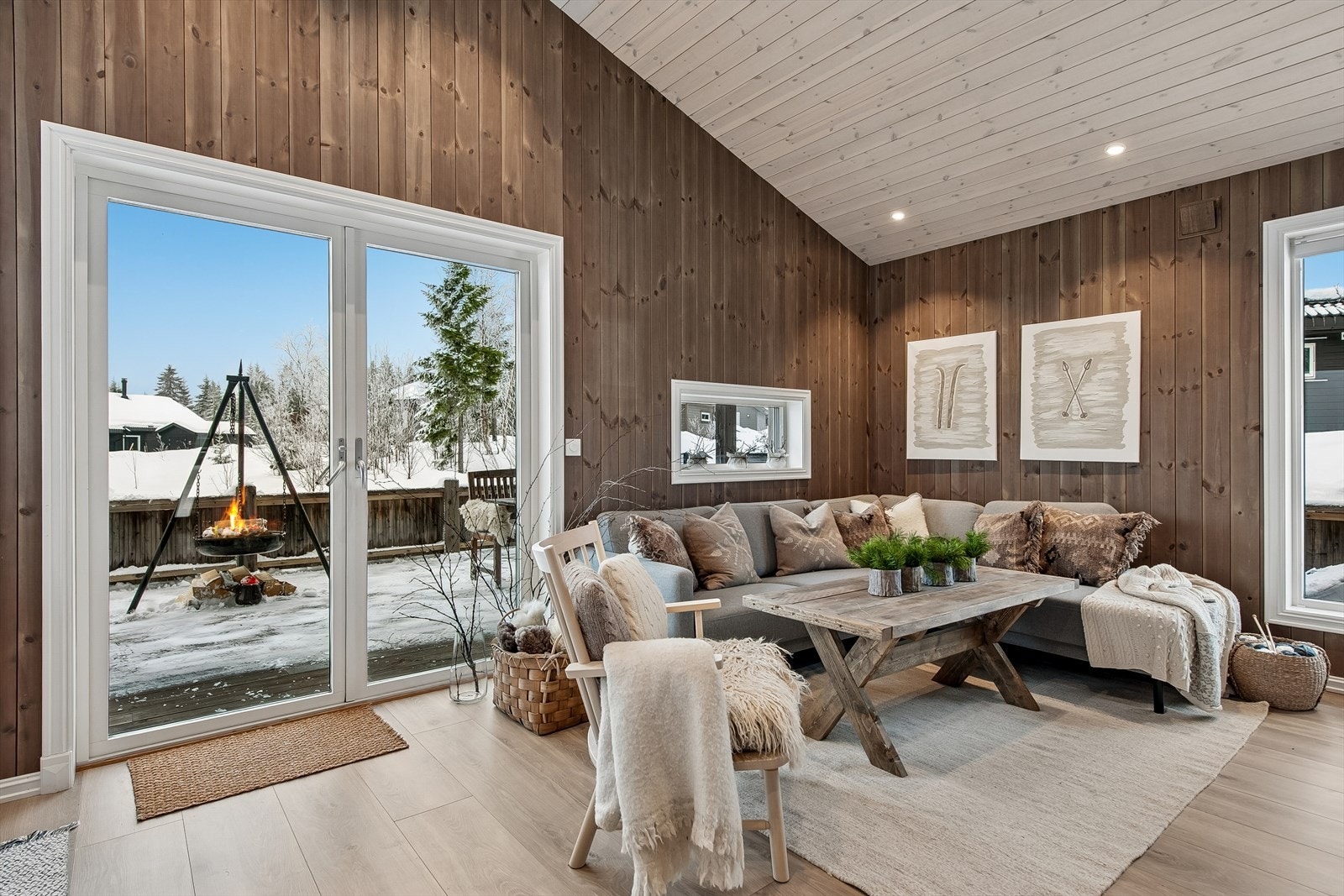 Fra stuen er det direkte utgang til den store terrassen via en malt balkongdør med 3-lags isolerglass. Galleribilde