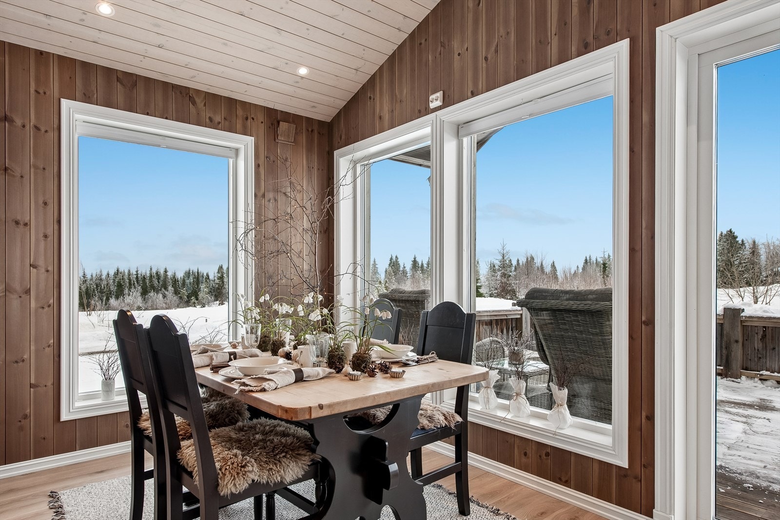 Spiseplassen er rammet inn av store vindusflater som slipper naturen inn. Galleribilde