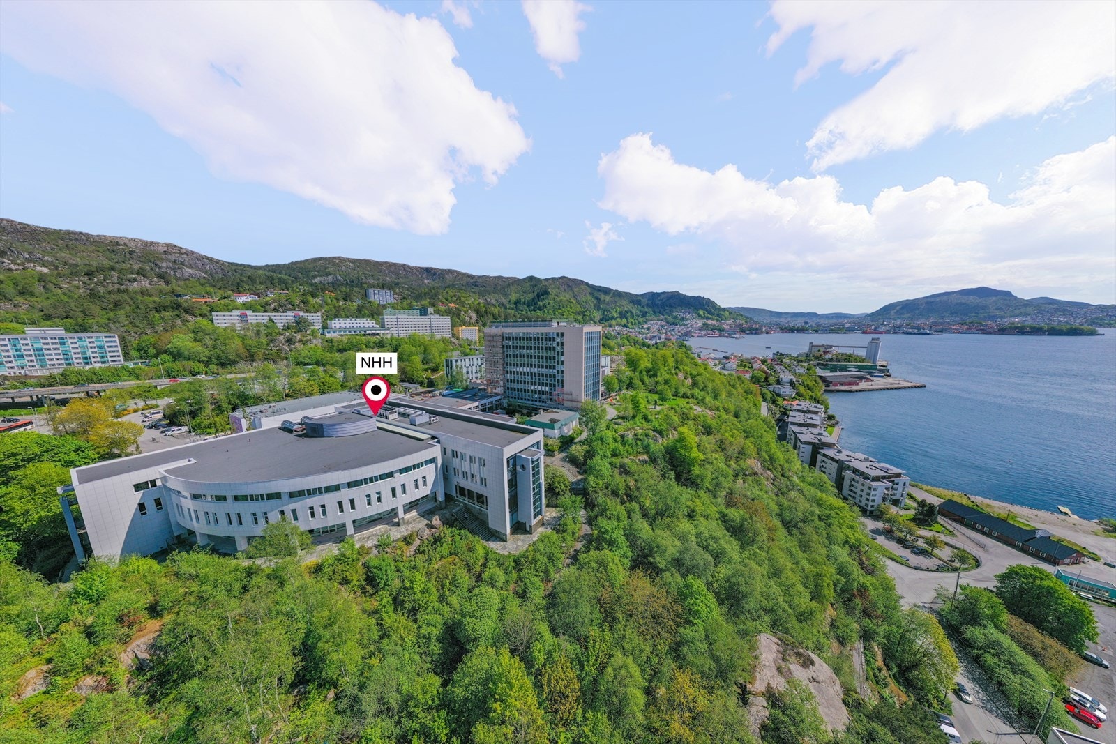 Norges Handelshøyskole (NHH) ligger en kort spasertur unna, og busstopp med hyppige avganger er kun to minutter fra døren. Galleribilde