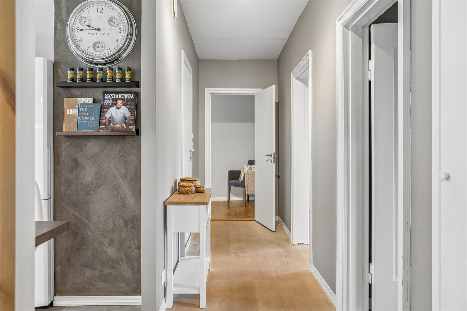 Gangen binder sammen leiligheten og har, som de fleste rom, parkett på gulvet. Galleribilde