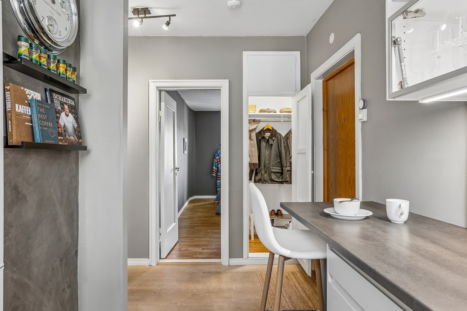 I entréen er det dør inn til bod/garderoberom som har plass til yttertøy og sko. Galleribilde