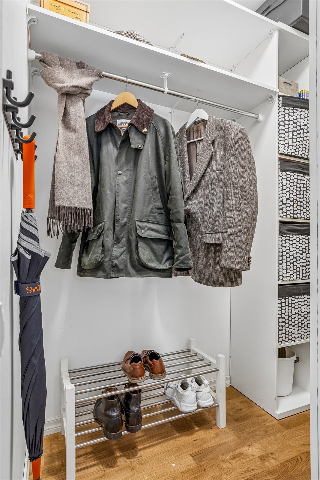 Leiligheten har en praktisk innvendig bod/garderoberom på 2,2 m². I tillegg medfølger to boder i kjeller og én på loft. Galleribilde