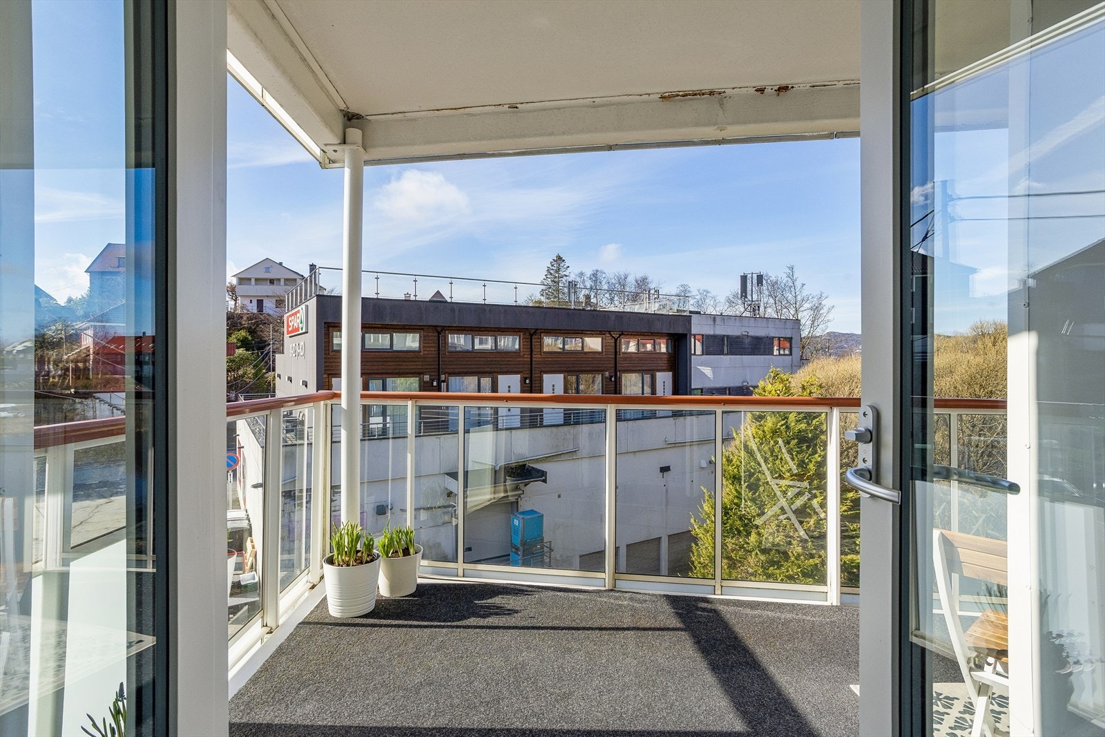 Den nye balkongdøren fra 2023 åpner opp stuen mot uteplassen. Galleribilde