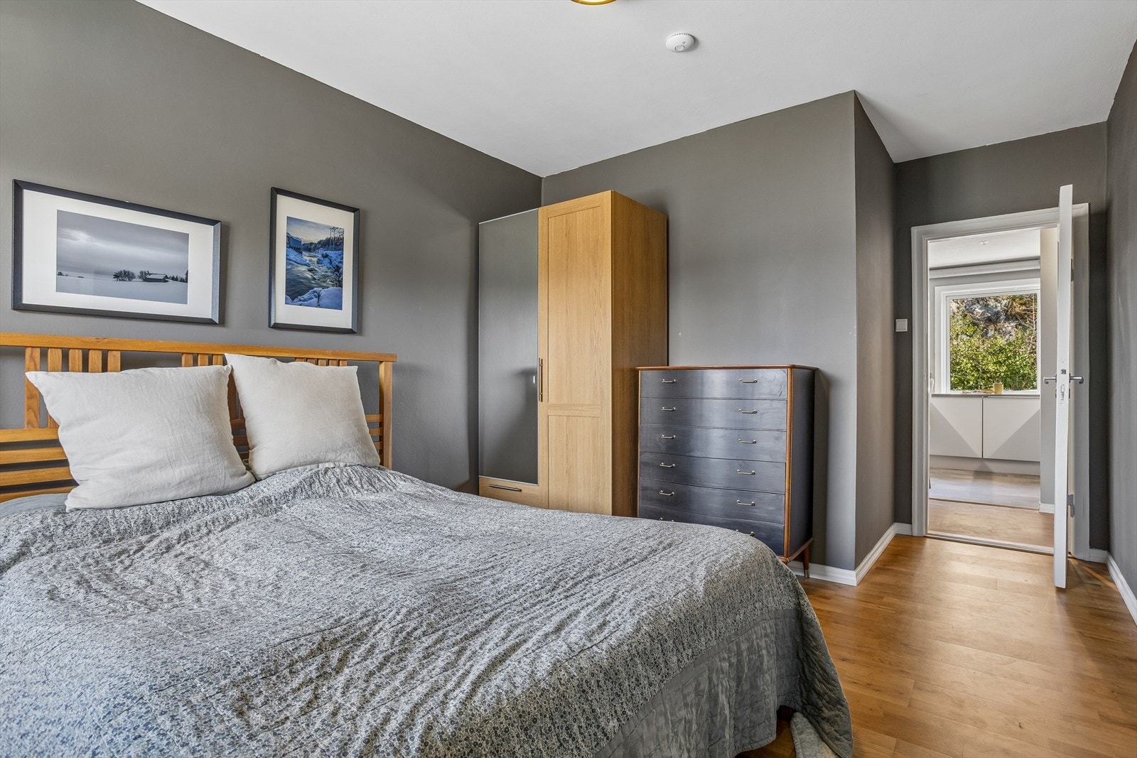 Hovedsoverommet er på 12,5 m² med god plass til dobbeltseng og garderobeløsning. Galleribilde