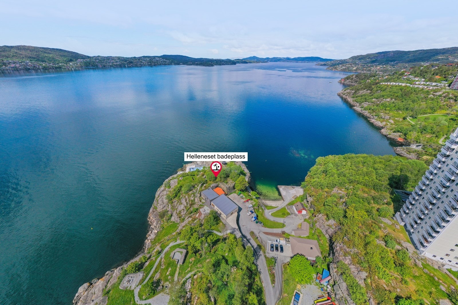 Kort vei til populære Helleneset badeplass for fine sommerdager. Galleribilde